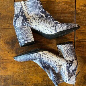 Steve Madden Jillian Blue & White Snakeskin Sock Boots — Size 6.5